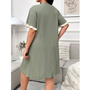Robe de nuit verte à manches courtes avec volants blancs et tissu à texture verticale