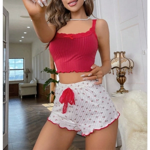 Détail de caraco en dentelle rouge avec nœud et short blanc à imprimé cerise pour femme