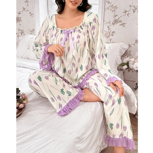 Damen Schlafanzug-Set mit Tulpenprint, eckigem Ausschnitt und lila Rüschensaum