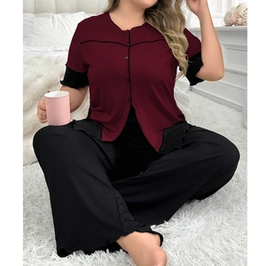 Détail du haut de pyjama en tricot côtelé bordeaux avec passepoil noir et pantalon large