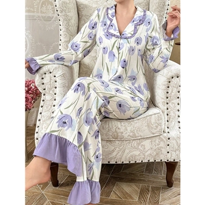 Pyjama pour femme avec motifs de tulipes violettes et détails élégants à col volanté