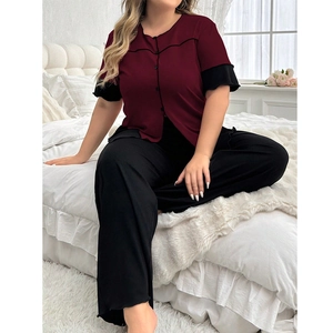 Ensemble pyjama grande taille pour femme avec haut bordeaux et pantalon noir