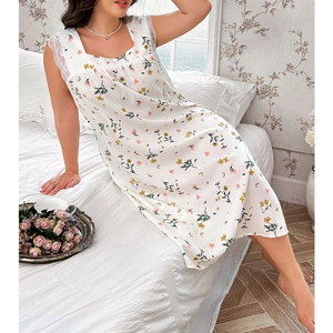 Damen Nachthemd mit Blumenmuster, eckigem Ausschnitt und Spitze in gemütlichem Schlafzimmer