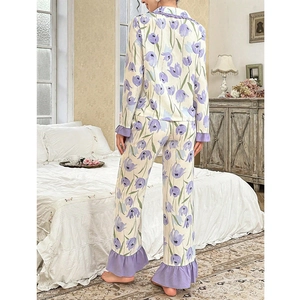 Pyjama femme deux pièces avec motif tulipes violettes et bords à volants élégants