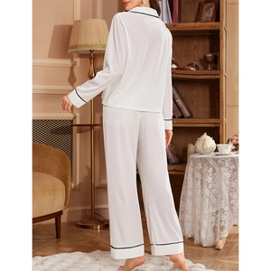 Set pigiama bianco a righe da donna con bordino nero e pantaloni lunghi, stile casalingo