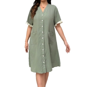 Robe décontractée en lin vert avec col en V et volants décoratifs aux manches