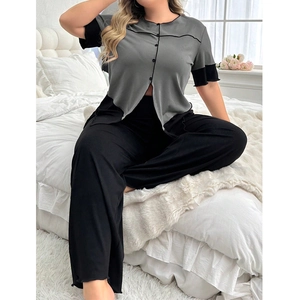 Détail d'un pyjama grande taille avec haut gris à manches courtes et pantalon noir