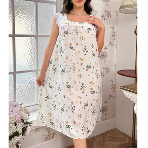 Sommerliches florales Nachthemd für Damen mit quadratischem Ausschnitt und Spitze
