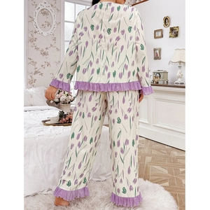 Damen Schlafanzug Set mit Tulpenprint, Langarmshirt und Hose im gemütlichen Schlafzimmer