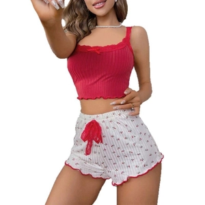 Ensemble de pyjama en dentelle avec camisole rouge côtelée et short à motif cerise