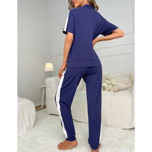 Dunkelblaues Damen-Lounge-Set mit weißen Seitenstreifen und Polokragen-Oberteil