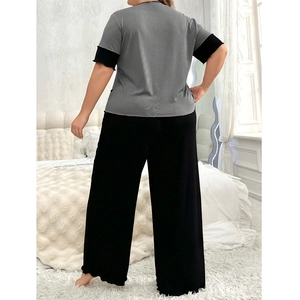 Ensemble pyjama deux pièces pour femme avec haut gris à manches courtes et pantalon noir