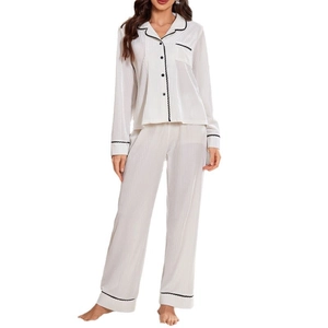 Set pigiama due pezzi a righe da donna con top abbottonato e pantaloni lunghi color crema