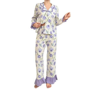 Ensemble pyjama femme à motif tulipes avec bordures à volants violets et manches longues