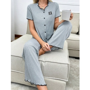 Pyjama gris pour femmes avec haut à manches courtes en maille côtelée et bords noirs ondulés