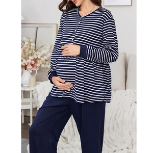 Détail du pyjama de maternité à rayures avec boutonnage et taille plissée pour confort