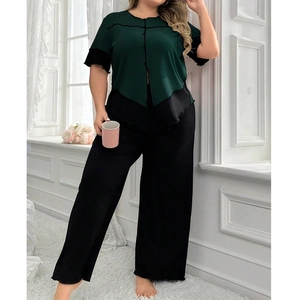 Détail du pyjama grande taille avec passepoil contrasté et pantalon ample à jambes larges