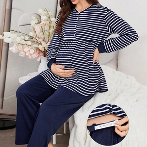 Vue détaillée de la taille élastique réglable sur cet ensemble pyjama rayé de maternité