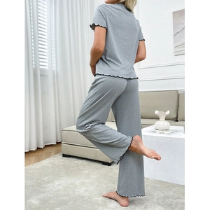 Ensemble de détente gris pour femmes avec haut à manches courtes et bordures ondulées