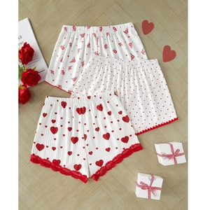 Detailansicht der Damen Schlafshorts mit Herzprint, Rippenstruktur und Spitzenbesatz
