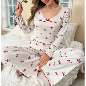 Ensemble pyjama femme avec col en V, dentelle et motifs nœuds rouges sur haut et pantalon