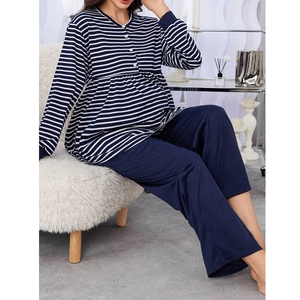 Détail d'un pyjama de maternité rayé ample avec col en V et taille haute plissée