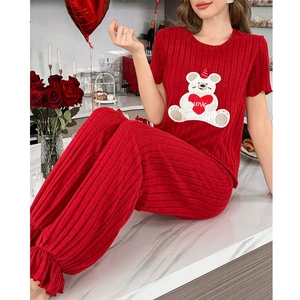 Pigiama da donna rosso a costine con ricamo a forma di orso e pantaloni con volant