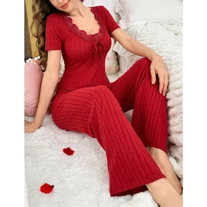 Set da casa rosso a due pezzi con pizzo, maglia a maniche corte e pantaloni larghi