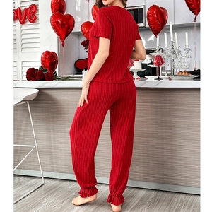 Pigiama da donna rosso in maglia a costine con maniche corte e pantaloni con volant