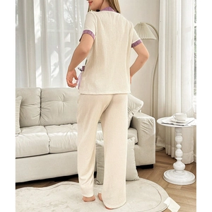 Ensemble pyjama femme en maille gaufrée avec haut à manches courtes et pantalon à liseré