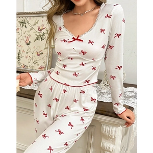Détail de l'ensemble de pyjama imprimé à nœuds rouges avec dentelle au col en V blanc