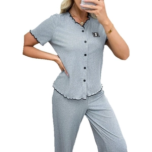 Pyjama gris côtelé pour femmes avec haut à manches courtes et pantalon à volants noirs