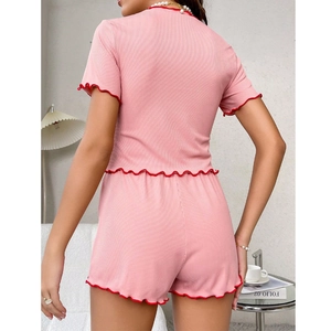Ensemble pyjama deux pièces côtelé rose avec bordure ondulée rouge sur les manches et le short