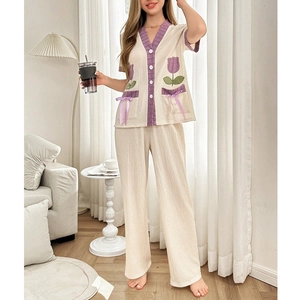Ensemble pyjama femme en maille gaufrée avec cardigan à manches courtes et broderie tulipe