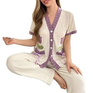 Ensemble pyjama pour femme avec cardigan à manches courtes et pantalon en maille gaufrée brodée