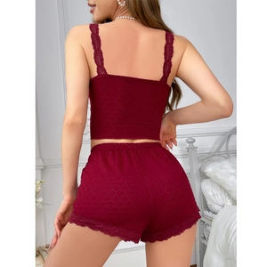 Ensemble pyjama femme en dentelle bordeaux avec caraco et short, vue de dos