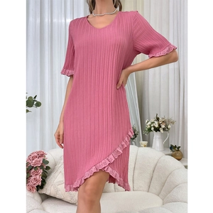 Nuisette rose plissée à col en V avec bordures en dentelle blanche et manches mi-longues