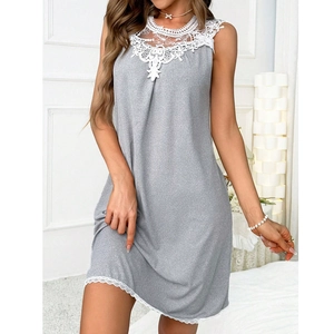 Elegante camicia da notte grigia senza maniche per donna con pizzo bianco e motivi floreali