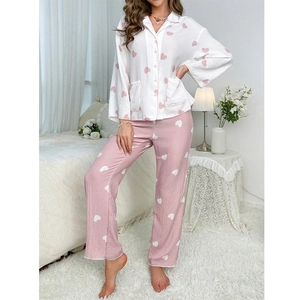 Pyjama deux pièces pour femme avec imprimé cœur, haut à manches longues et pantalon rose