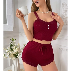 Ensemble de pyjama deux pièces bordeaux pour femmes avec dentelle et short à cordon