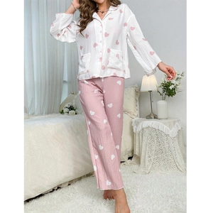Gros plan sur la texture gaufrée de l'ensemble pyjama pour femme à cœurs
