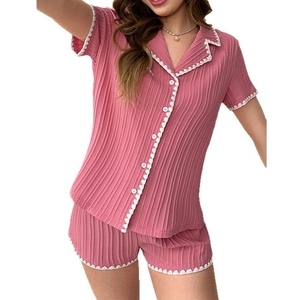 Ensemble pyjama d'été rose pour femme avec col revers et finitions en dentelle festonnée