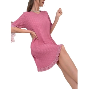 Douce chemise de nuit rose plissée avec dentelle brodée et coupe décontractée