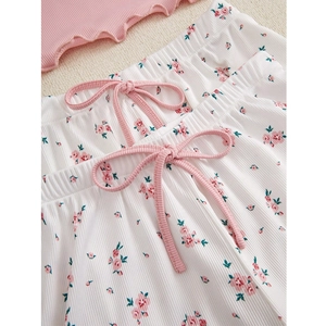 Détail du pantalon de détente fleuri avec taille élastique et nœud de serrage