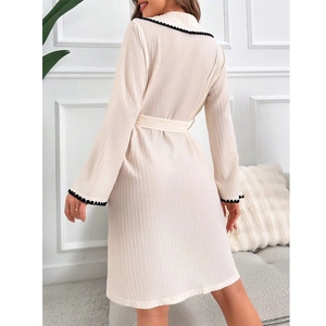 Rückansicht der beigen Langarm-Loungewear mit schwarzer Wellenkante und Bindegürtel