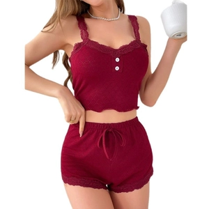 Ensemble de pyjama bordeaux pour femme avec caraco en dentelle et short assorti