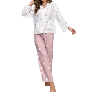 Ensemble pyjama femme à motif cœurs avec chemise à manches longues et pantalon rose