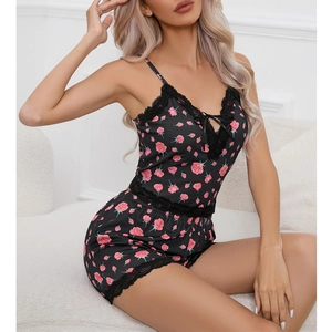 Détails de dentelle noire et motifs floraux roses sur cet ensemble pyjama fleuri