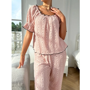 Set pigiama rosa in pizzo traforato con maglia a maniche corte e pantaloni per il relax