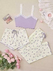 Vue détaillée à plat d'un ensemble de pyjama 3 pièces violet à fleurs avec dentelle